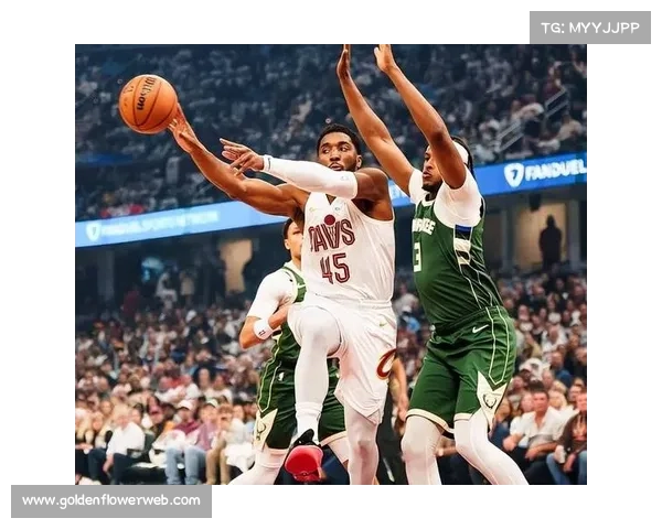 雄鹿字母哥场边指导年轻球员防守站位 雄鹿字母哥场边指导年轻球员防守站位